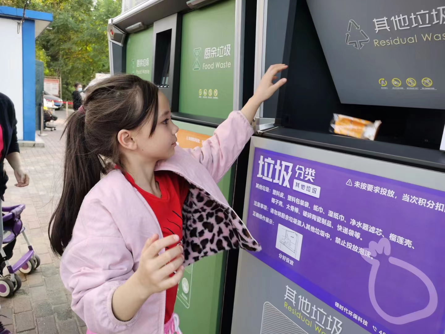 高科技與高顏值并存的智能垃圾分類箱，你身邊有了嗎？